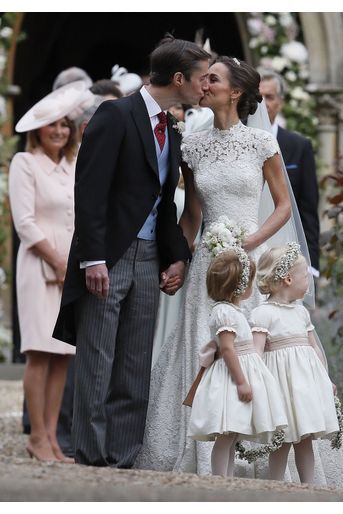 Le Prince George Et La Princesse Charlotte Ouvrent La Voie Pour Les Mariés Pippa Et James 11