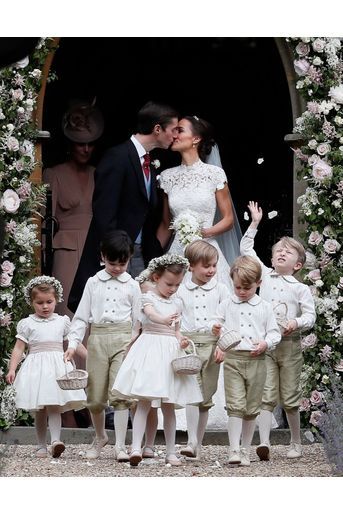 Le Prince George Et La Princesse Charlotte Ouvrent La Voie Pour Les Mariés Pippa Et James 14
