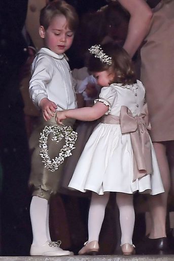 Le Prince George Et La Princesse Charlotte Regardent Leur Tante Pippa Middleton Arriver Pour Son Mariage 1