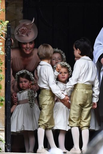 Le Prince George Et La Princesse Charlotte Regardent Leur Tante Pippa Middleton Arriver Pour Son Mariage 4