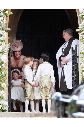Le Prince George Et La Princesse Charlotte Regardent Leur Tante Pippa Middleton Arriver Pour Son Mariage 6
