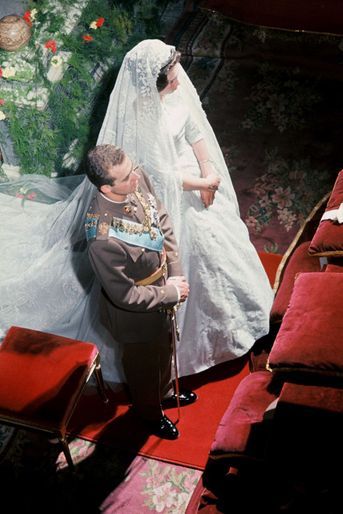 La princesse Sophie de Grèce, dans sa robe de Jean Dessès, et Don Juan Carlos d&#039;Espagne à Athènes, le 14 mai 1962