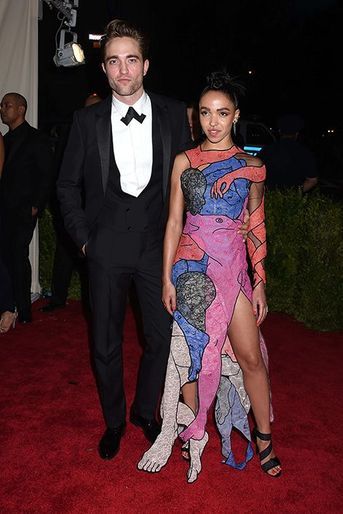 Robert Pattinson en Dior et sa fiancée, FKA Twigs. La chanteuse portait du Christopher Kane