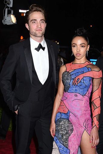 Robert Pattinson en Dior et sa fiancée, FKA Twigs. La chanteuse portait du Christopher Kane