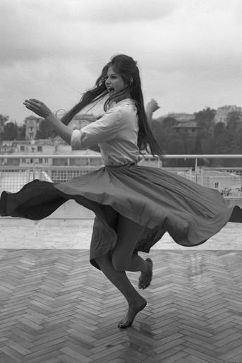 Claudia Cardinale sur les toits de Rome, 1959.