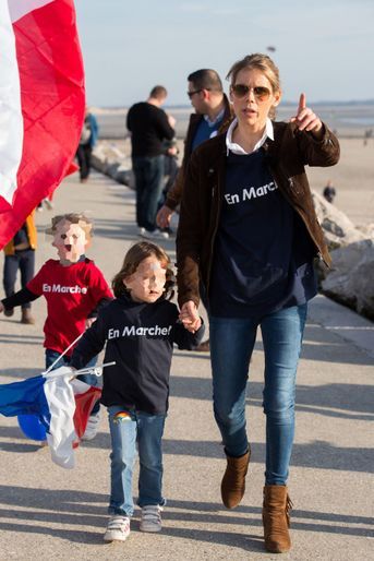 Tiphaine Auzière et ses  enfants lors d'un rassemblement à Berck-sur-mer, le 11 mars.