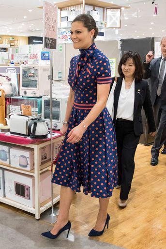 La princesse Victoria de Suède dans un supermarché Aeon à Tokyo, le 19 avril 2017
