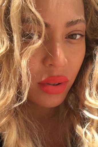 Beyoncé portant seulement du rouge à lèvres