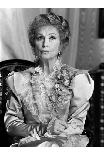<br />
 L'actrice Danielle Darrieux interprète le rôle de la tante de "Gigi" de Colette, le 03 avril 1985, au Théâtre des Nouveautés, à Paris.<br />
  