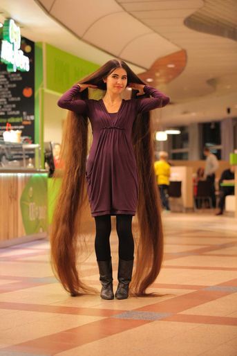 Aliia Nasyrova a des cheveux de 2,2 mètres de long