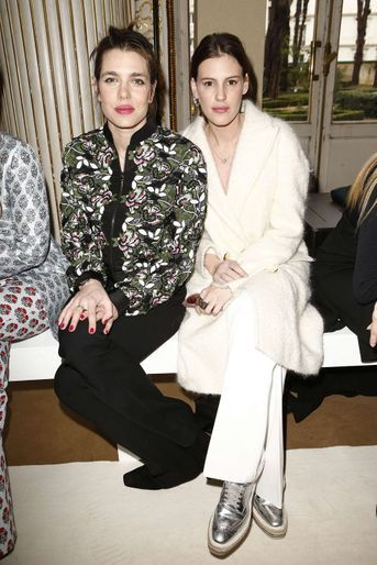 Charlotte Casiraghi avec Juliette Dol au défilé Giambattista Valli à la Fashion Week à Paris, le 6 mars 2017