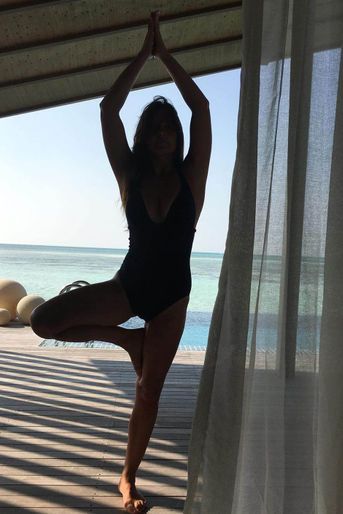 Laetitia Milot se met au yoga en vacances. 
