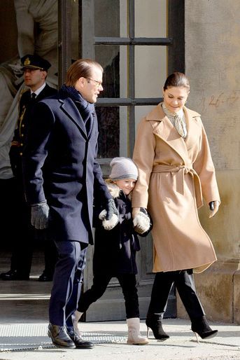La princesse Victoria de Suède avec son mari le prince Daniel et leur fille la princesse Estelle à Stockholm, le 12 mars 2017