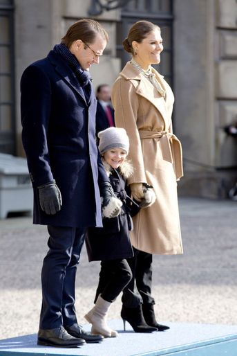 La princesse héritière Victoria de Suède avec le prince Daniel et la princesse Estelle à Stockholm, le 12 mars 2017