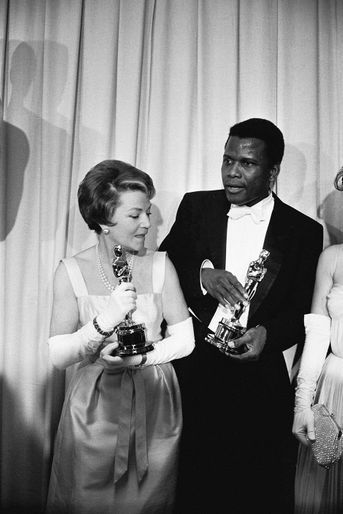 Sidney Poitier remporte l'Oscar du meilleur acteur en 1963.