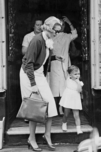 La princesse Caroline de Monaco avec sa maman la princesse Grace le 18 septembre 1958