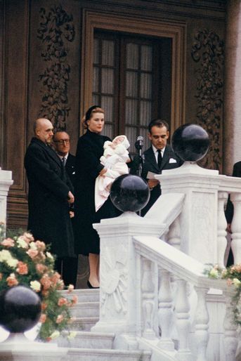 La princesse Caroline de Monaco avec ses parents le prince Ranier III et la princesse Grace, en mars 1957