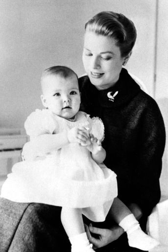 La princesse Caroline de Monaco avec sa maman la princesse Grace en janvier 1958