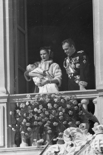 La princesse Caroline de Monaco le jour de son baptême avec ses parents le prince Rainier III et la princesse Grace le 5 mars 1957