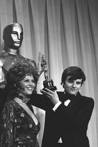 Claudia Cardinale remet l'Oscar à Jacques Perrin pour "Z" de Costa-Gavras, 1970