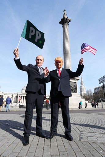 Deux hommes déguisés en Vladimir Poutine et en Donald Trump se sont baladés dans Londres, le 13 mars 2017.