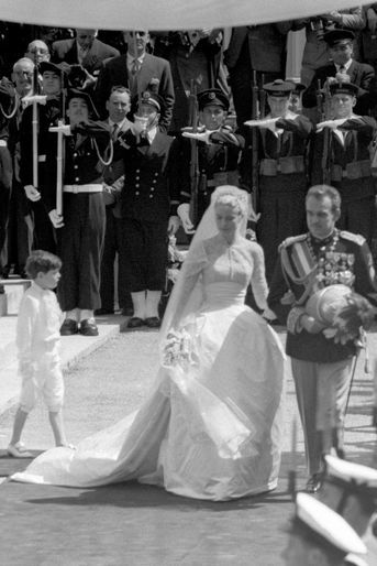 Grace Kelly et le prince Rainier III à Monaco, lors de leur mariage le 19 avril 1956