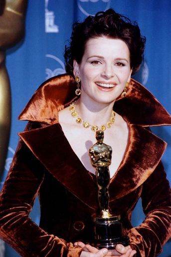 Juliette Binoche remporte l'Oscar de Meilleur second rôle féminin, 1997