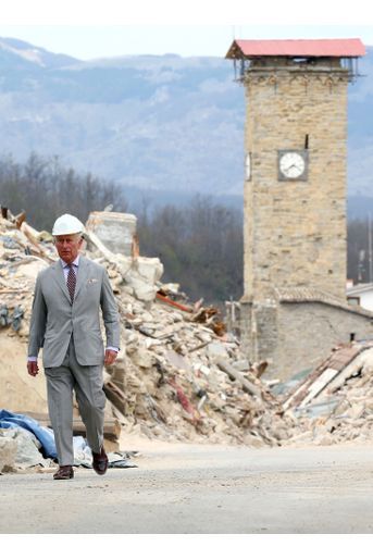 Le Prince Charles Au Chevet D&#039;Amatrice En Italie, Détruite En Août 2016 Par Un Séisme 8