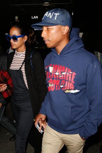 Helen Lasichanh et son mari Pharrell Williams à l'aéroport de Los Angeles. 