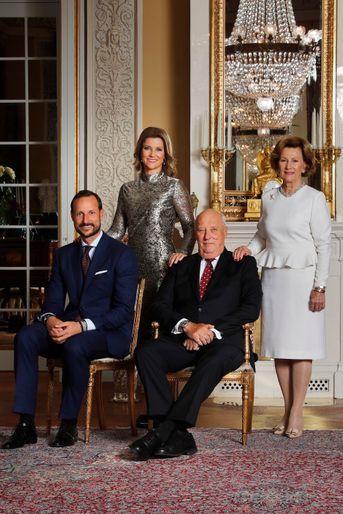 La reine Sonja et le roi Harald V de Norvège avec leurs enfants le prince Haakon et la princesse Märtha Louise, le 17 octobre 2016
