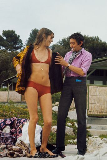 Jane Birkin en maillot et Serge Gainsbourg. 