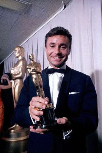 Serge Bourguignon pose avec son Oscar du Meilleur film étranger