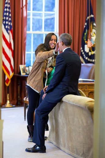 Malia et Barack Obama dans le Bureau ovale, le 23 février 2015.