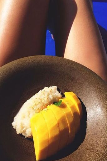 Kendall découvrant les joies d'une Mango Sticky Rice.