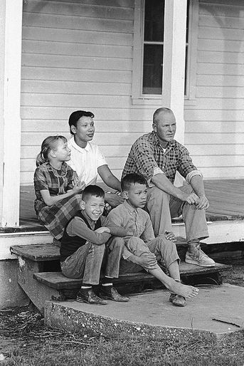 Mildred et Richard Perry chez eux en Virginie avec leurs enfants Peggy, Donald et Sidney, en 1967.