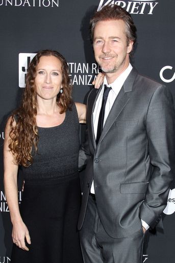Edward Norton et sa femme au gala de la J/P Haitian Relief Organization, la fondation de Sean Penn, à Beverly Hills, le 7 janvier 2017.