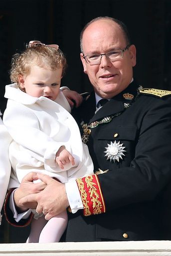 La princesse Gabriella dans les bras du prince Albert II de Monaco à Monaco le 19 novembre 2016