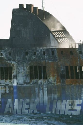 Le Norman Atlantic est entré dans le port de Brindisi après l'incendie qui l'a ravagé