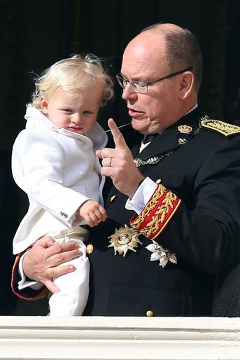 Le prince Jacques dans les bras du prince Albert II de Monaco à Monaco le 19 novembre 2016