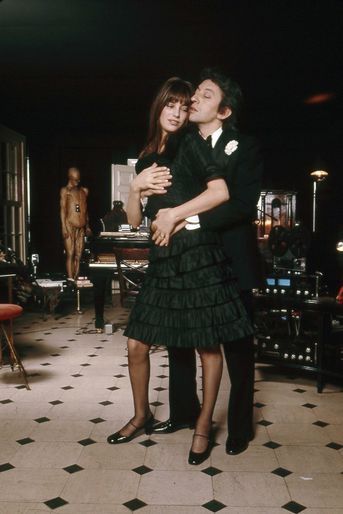 Serge Gainsbourg et Jane Birkin dansent dans leur appartement de la rue de Verneuil, à Paris.