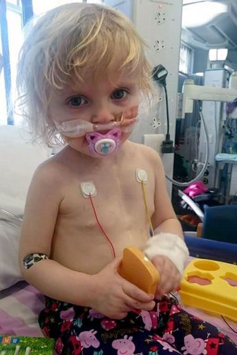 La petite Sophie, atteinte d&#039;une malformation congénitale, a reçu une greffe de coeur à Noël.