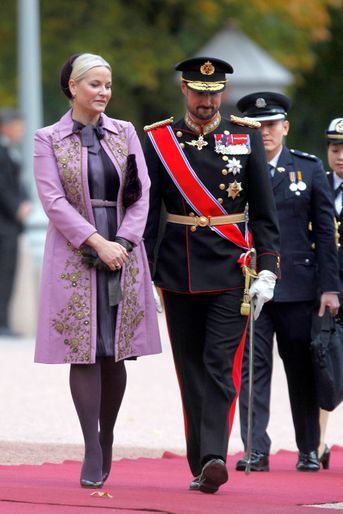 La princesse Mette-Marit de Norvège dans un manteau Alberta Ferretti, le 10 octobre 2016