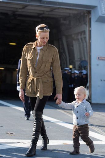 La plus maternelle ​- Avec sa mère la princesse Charlène de Monaco, le petit prince Jacques a visité la frégate Guépratte de la Marine nationale française<br />
, ce vendredi 18 novembre, à la veille de la Fête nationale monégasque.