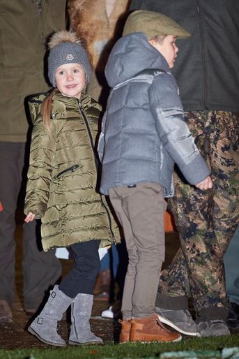 La plus mignonne - Ce mardi 22 novembre se déroulait la traditionnelle chasse royale de la reine Margrethe II de Danemark. L’occasion de voir Vincent et Joséphine avec leur maman la princesse Mary<br />
.