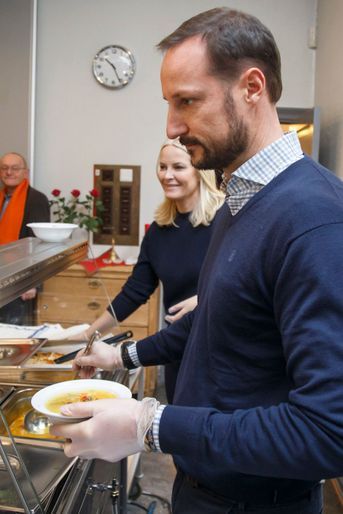 La princesse Mette-Marit et le prince Haakon de Norvège à la Kirkens Bymisjon à Oslo, le 12 décembre 2016