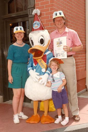 Photo de famille pour Hillary, Chelsea et Bill Clinton au parc Disney.