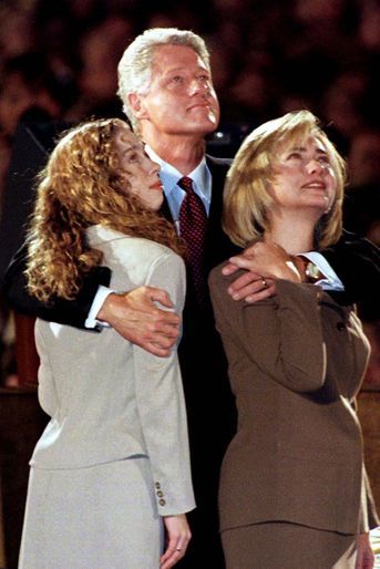Chelsea, Bill et Hillary Clinton regardent un feu d&#039;artifice pour fêter la réélection de Bill, en novembre 1996.