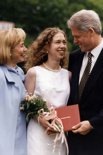 Chelsea entourée de ses parents Hillary et Bill Clinton le jour de son diplôme de lycée, en juin 1997.