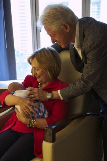 Hillary et Bill Clinton découvrent leur petite-fille Charlotte, en septembre 2014.