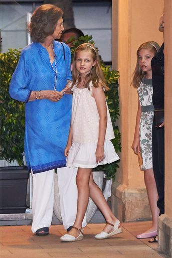 La princesse Leonor d'Espagne avec sa grand-mère l'ancienne reine Sofia et sa soeur la princesse Sofia à Palma de Majorque, le 31 juillet 2016